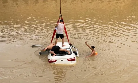 Clip: Lộ rõ chi tiết bất thường tại khoảnh khắc ôtô 5 chỗ tông hai xe máy rồi lao xuống sông, 3 người tử vong