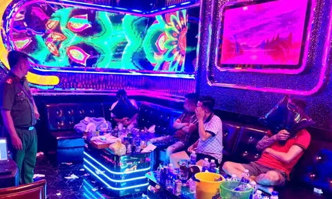 Cảnh sát ập vào Karaoke Dubai Bến Tre, phát hiện 6 thanh niên đang làm một việc không thể chấp nhận được