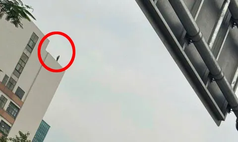 Loạt hành động gây "đau tim" của người phụ nữ chênh vênh trên tầng 10 bệnh viện Bạch Mai