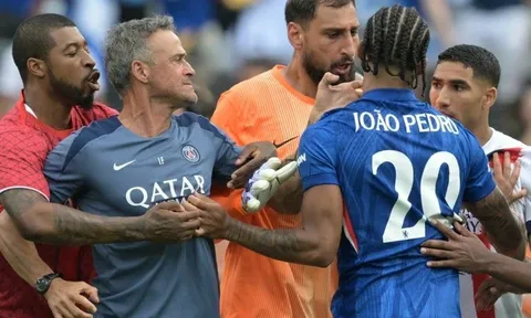 Cú tát "trời giáng" của HLV Luis Enrique với tiền đạo Chelsea gây phẫn nộ nhưng được bảo vệ tuyệt đối bởi 1 người