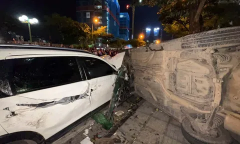 Nóng nhất tối 16/7: Những hình ảnh đau xé lòng từ hiện trường ô tô mất lái tông liên hoàn 2 xe con và 1 xe máy, 1 người tử vong ở Hà Nội