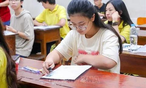 Phổ điểm thi tốt nghiệp THPT 2025: Dự đoán điểm chuẩn xét tuyển đại học giảm