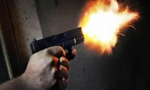 Đang ngồi nhậu với bạn, một người bị trúng 2 viên đạn rồi tử vong