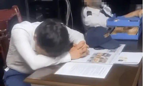 Clip: Nam giảng viên trường cao đẳng y tế gây tai nạn liên hoàn ở Hà Nội khóc nức nở tại cơ quan công an