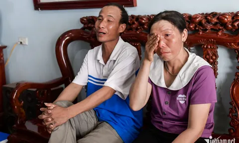 Người mẹ không biết chữ, làm thủ tục gì cũng phải điểm chỉ vân tay bật khóc, cha run rẩy khi nghe tin con trai là thủ khoa toàn quốc thi tốt nghiệp THPT 2025