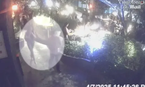 Cô gái bỏ chạy thục mạng khỏi khách sạn sau khi chuốc thuốc mê người đàn ông cùng phòng, camera ghi lại chi tiết khó ngờ