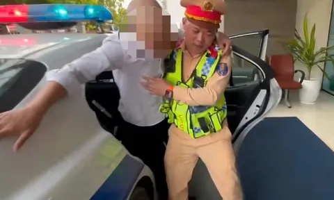 Nam thanh niên bị bất tỉnh trên cao tốc được cảnh sát giao thông đưa đi cấp cứu kịp thời