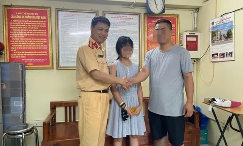 Gia đình xúc động khi được CSGT Hà Nội giúp đỡ đưa bé gái đi lạc trở về an toàn