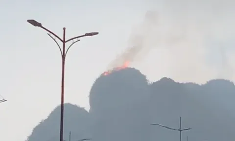 Cận cảnh sét đánh cháy núi đá trên vịnh Hạ Long, mưa đá kèm dông lốc khi bão số 3 đang ngoài khơi