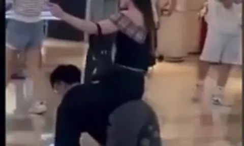 Khoảnh khắc nam thanh niên cõng bạn gái bò ở trung tâm thương mại gây sốc