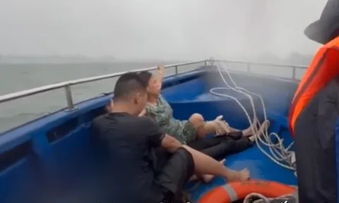 Clip: Trực tiếp cứu hộ nạn nhân tàu chở 53 người bị lật trên vịnh Hạ Long, một chi tiết đau xé lòng