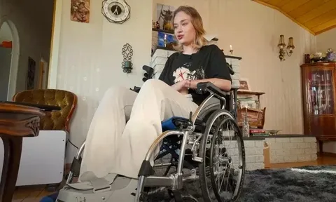 Người mẫu bị ném vào vệ đường sau "tiệc thác loạn" kể phút cố chạy trốn nhưng bị kéo lại vào phòng bởi những người đàn ông