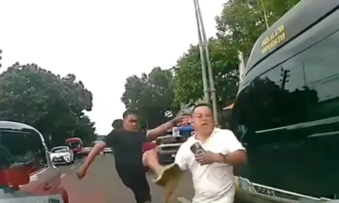 Nam tài xế xe điện đá gãy xương sườn số 7 của người lái taxi: Thông tin bất ngờ về cú đá lạc nhịp