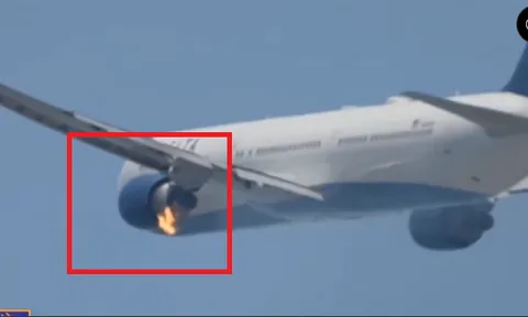 Hãi hùng khoảnh khắc động cơ máy bay bốc cháy bùng bùng trên bầu trời