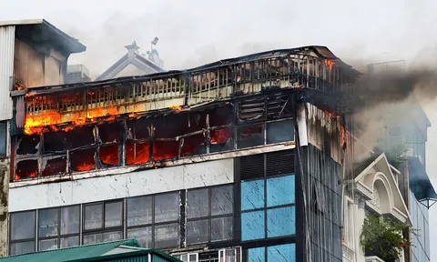 Hình ảnh và clip cháy ngùn ngụt tại nhà cao tầng trên đường Giải Phóng, Hà Nội khiến nhiều người thót tim