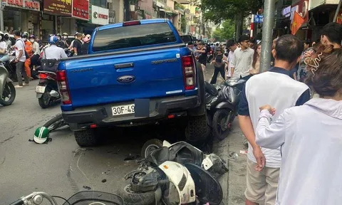 Hiện trường hãi hùng xe bán tải tông loạt xe máy ở Hà Nội, cả chục người xúm xít cứu nạn