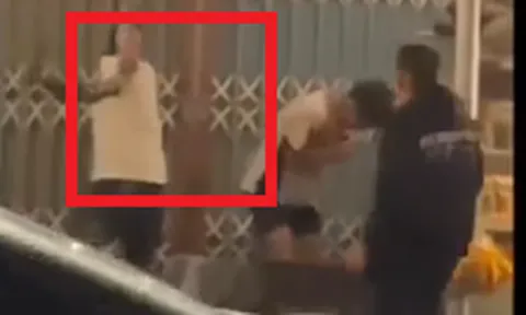 Clip: Chủ quán nước hung hãn cầm mã tấu rượt chém khách của "hàng xóm" vì điều này