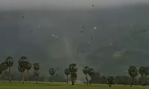 Clip: Lốc xoáy tại An Giang, cảnh tượng hãi hùng như trên phim, thiệt hại đáng buồn