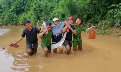 Xúc động hình ảnh công an vượt bùn lũ đưa sản phụ đi sinh ở Nghệ An