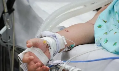 Sức khỏe em bé sau khi ngã từ cửa sổ tầng 2 của khách sạn Cúc Phương Mebi Hotel