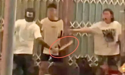 “Sao chửi mẹ tao?” - Sau tiếng quát lớn là màn rượt đuổi hung hãn bằng mã tấu như phim hành động