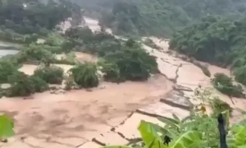 Clip: Lũ cuồn cuộn chưa từng thấy ở Nghệ An