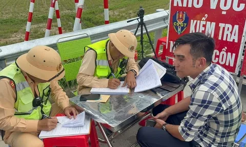 Hãi hùng tài xế sử dụng bằng lái B2 điều khiển xe khách 29 chỗ trên cao tốc, loại xe cần bằng D trở lên