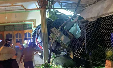 Rùng mình khoảnh khắc ô tô bị mất lái lao thẳng vào nhà dân, hậu quả quá đau lòng