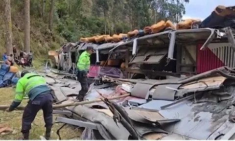 Lật xe buýt 2 tầng khiến ít nhất 18 người thiệt mạng: Hiện trường chiếc xe gãy làm đôi gây ám ảnh