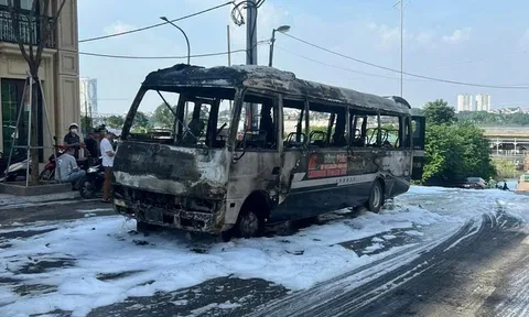 Clip: Lửa ngùn ngụt thiêu rụi một ô tô khách ngay phố Chương Dương Độ, Hà Nội