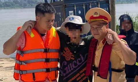 Nam thanh niên nghi nhảy cầu tự tử rồi bám vào phao nổi trên sông Hồng