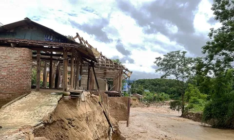 Điện Biên: Xót xa hình ảnh ngôi nhà bị xé toạc trong đêm vì lũ giữ