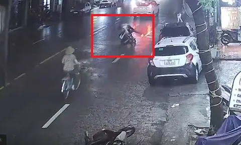 Clip: Người đàn ông tung "liên hoàn cước" quật ngã 2 tên trộm giữa phố: Lời kể của người vợ như một thước phim hành động