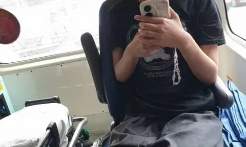 Cha vội vã về nước khi biết con gái 14 tuổi quen bạn trai 47 tuổi qua mạng, dấu vết lạ trên cổ khiến bố mẹ hốt hoảng