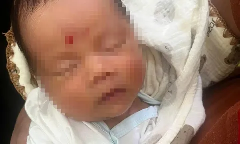 Xót xa bé trai một tháng tuổi  nằm khóc một mình trên đê biển lúc rạng sáng