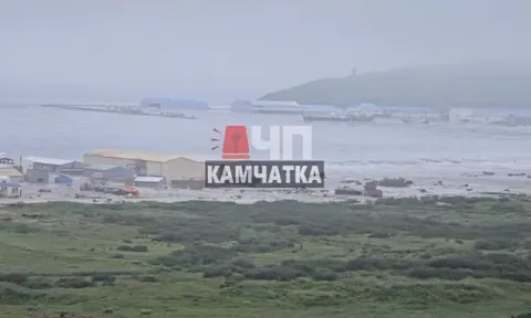 Clip: Đợt sóng thần đầu tiên ập vào bờ biển Severo-Kurilsk ngay sau trận động đất mạnh 7,9 độ richter nhấn chìm nhà máy chế biến cá