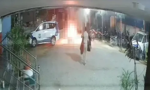 Clip: Khoảnh khắc hãi hùng người đàn ông tự thiêu tại đồn cảnh sát One Town với lý do gây sốc