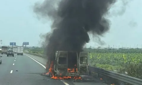 Ô tô 16 chỗ bốc cháy ngùn ngụt trên cao tốc Pháp Vân - Cầu Giẽ, hành khách hốt hoảng thoát thân không kịp lấy hành lý
