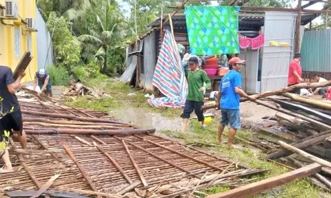 Dông lốc lớn tốc mái và đánh sập 20 ngôi nhà ở Cà Mau, thiệt hại đau lòng