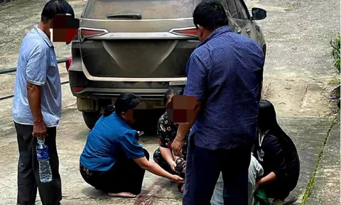 Nghệ An: Xót xa bệnh nhi 3 tuổi bị ôtô 7 chỗ chở bệnh nhân đâm tử vong ngay tại trung tâm y tế, bà nội đứng gần nhưng không kịp phản ứng