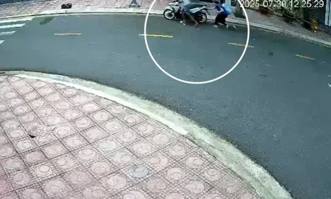 Clip: Trộm xe giữa ban ngày còn giằng co với chủ nhà như phim hành động