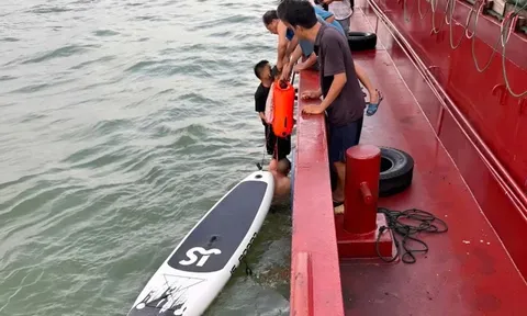 Từ Nghệ An sang Hà Tĩnh chèo ván sup chơi, hai bố con bị sóng đẩy trôi hơn 30 km, suốt 13 giờ lênh đênh trên biển