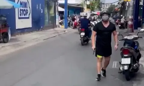 “Anh cầm dao là không được nha!”- nghe tài xế xe ba gác nói, người đàn ông lấy dao đâm vào bánh xe rồi bỏ đi