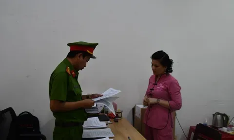 Bảo mẫu ném bé trai 14 tháng tuổi xuống nền gạch, khiến cháu chấn thương sọ não 47%