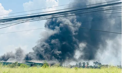 Hiện trường vụ cháy khói đen hàng chục mét cuồn cuộn kèm theo nhiều tiếng nổ lớn