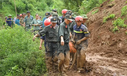 Xót lòng khoảnh khắc lực lượng chức năng đưa thi thể 2 cháu bé là anh em ruột bị lũ cuốn ra khỏi đống bùn lầy