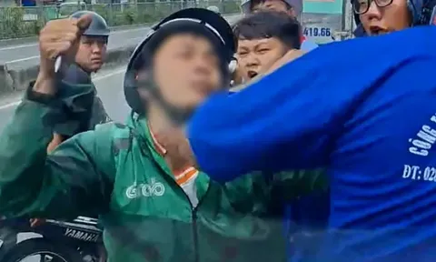 Người mặc áo xe ôm công nghệ chặn xe tải, đập kính ở TP.HCM là ai?