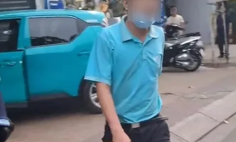 Taxi tông sập tường nhà dân, tài xế cầm dao đi quanh hiện trường để làm gì?