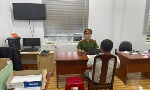 Bố vợ cầm dao đe dọa Cảnh sát vì "bênh" con rể vi phạm luật giao thông