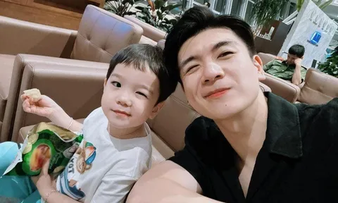 Cháu trai duy nhất của Bầu Hiển điển trai với kiểu tóc chảnh sả, có dáng ngồi "Chủ tịch" chuẩn bản sao của bố và ông nội